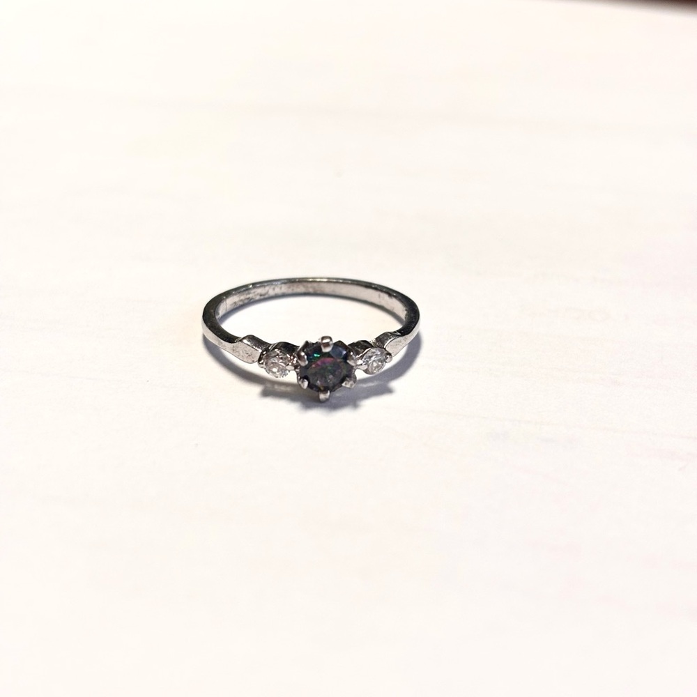Elegant sterling Silver .925 ring Green Gemstone